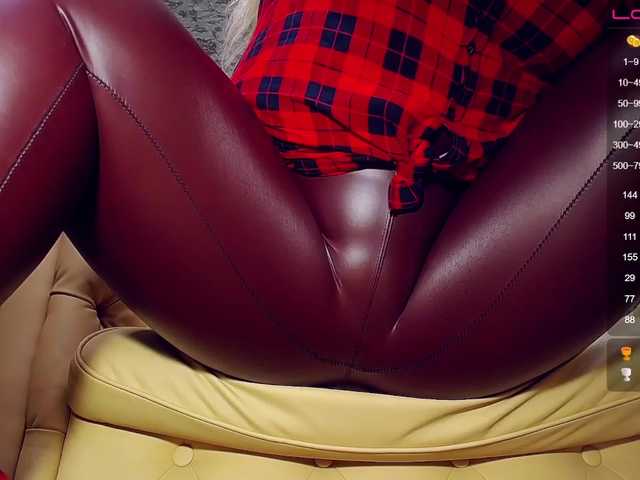 Fotografie AdelleQueen "♥kiss the floor piece of ****!♥ #bbw #bigboobs #mistress #latex #heels #gorgeous
