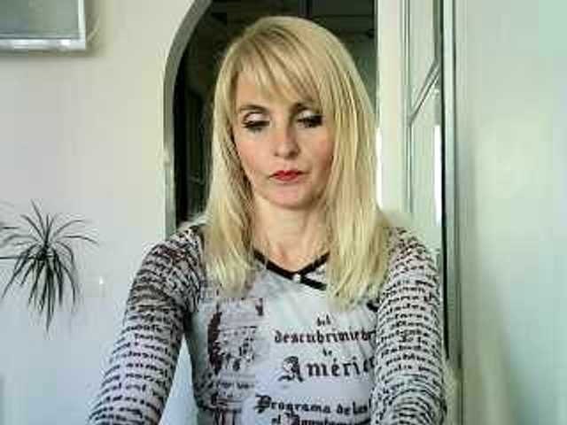 Fotografie Adrianessa29 I'll watch your cam for 30. Topless - 50. Naked - 200.