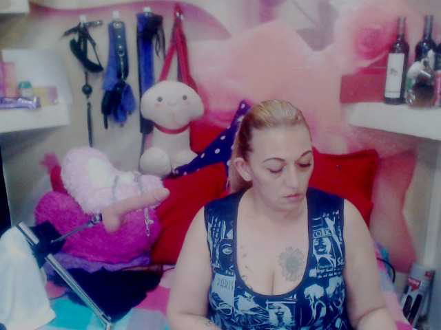 Fotografie annysalazar I want to premiere my new toy come help me achieve my goal 100 tokens