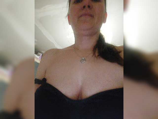 Fotografie Bellashow Breasts....70 tokensPussy....150 tokensInserted dildo in pussy.....400 tokensFully undressed..... 200 tokensHi guys a little help if you like me so i can finish renovating my house .....5000 tokens Thanks i kiss you