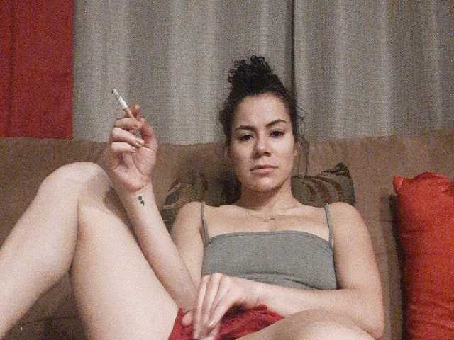 Fotografie Bellasunmy smoking and talking with your Latina sis