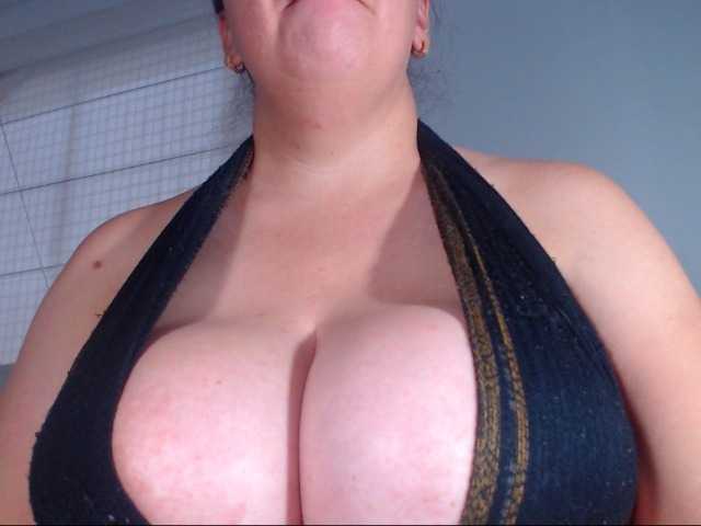 Fotografie Bigtetiana woman latine with big tits and ass very horny wait for u .... come on my roomm ... for have good time naked tits, oil, titfuck and simulation of cum on them for 220 tkn