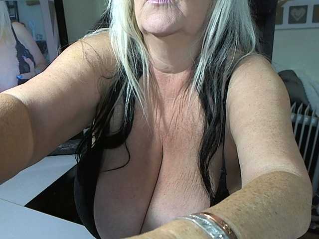 Fotografie blondebustyuk 40JJ titties out bouncing then play with this tight winking pussy fingers in if you tip you can watch xx thankyou XX