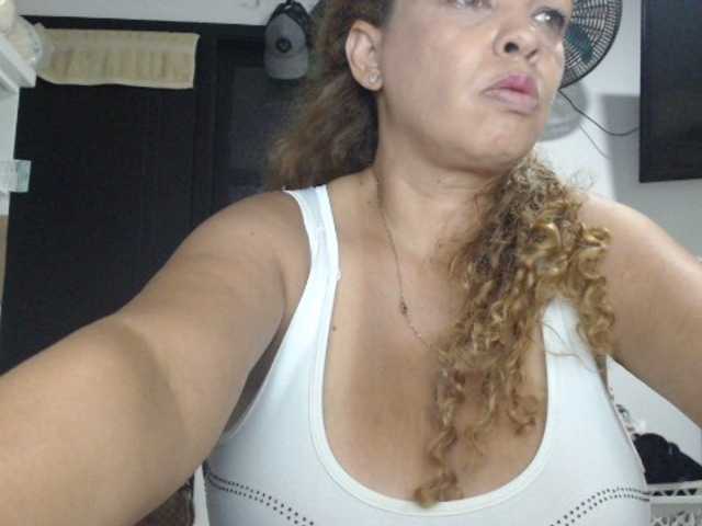 Fotografie BustyAngela show Naked 70. show tits. 30 show pussy 45. play with pussy 100 c2c 35 garganta profunda 80