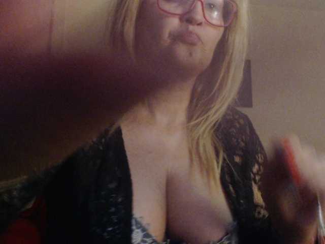 Fotografie Angel_Dm_Milf welcome guys♥let´s enjoy a good moment together, your tips make me undress and make me cum&squirt for you ;) For see tipmenu type tipmenu #orgasm #squirt #bigboobs #lovense #bigass
