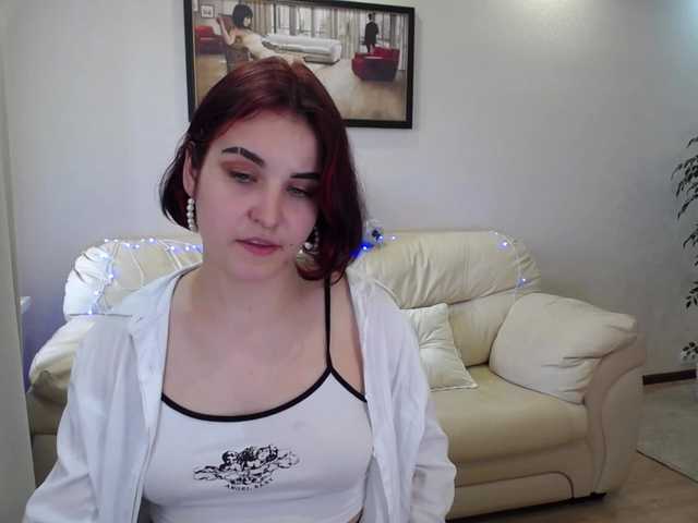 Fotografie DizzyingCharm Hello guys! Happy see you in my room) Im first day here! Lets chat and have fun together! PVT ON) if you like my smile tip me 33 toks! kisses