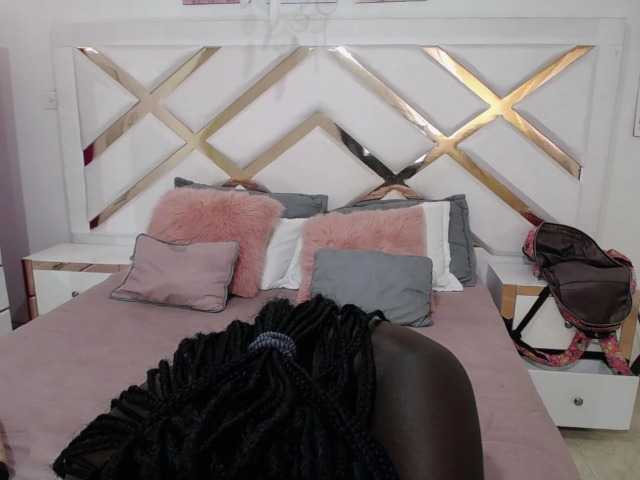 Fotografie Ebony-Queen19 Welcome to my room I'm new I'm hot and ready for fun