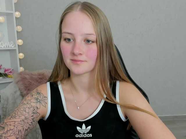 Fotografie ElsaJean18 welcome here guys in my room lets have fun more #teen #lovense #18 #dildo #squirt