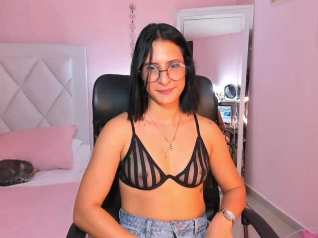Fotografie EMIILYJAMESS roll dice for hot prizes / make me vibe♥ #fit #bigass #squirt #anal #muscle #feet #company #lovense #fumadoras #Weed #drink #latina #pelinegras #tetasnormales
