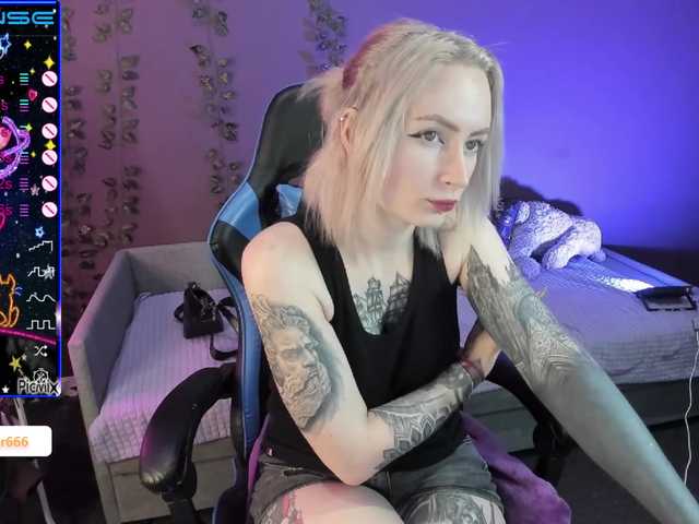 Fotografie HelenCarter lets play hehe :D tip menu and pvt open! #tattoo #blond #ohmibod #anal #french