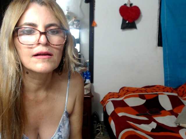 Fotografie JuanitaWouti Hello, how are you today, I'm very hot and I want to please you if you want to see me naked 40 tokes my tits 25 tokes my open pussy 50 tokes and finger masturbation or toy 70 tokes you want to see my ass and fuck it 70 tokes see camera 10 tokes show