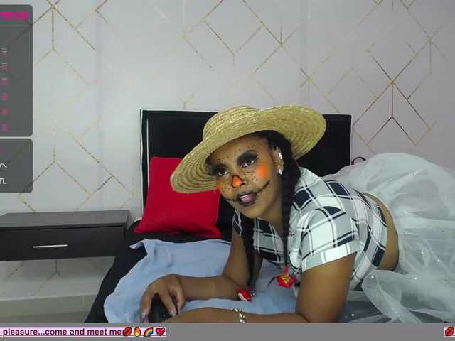 Fotografie KiraMonroe Trick or treat should I say blowjob and trick? come into my living room for a very special Halloween! The candy will surprise you. #Ebony #sex # horny #youngirl #sex #wet