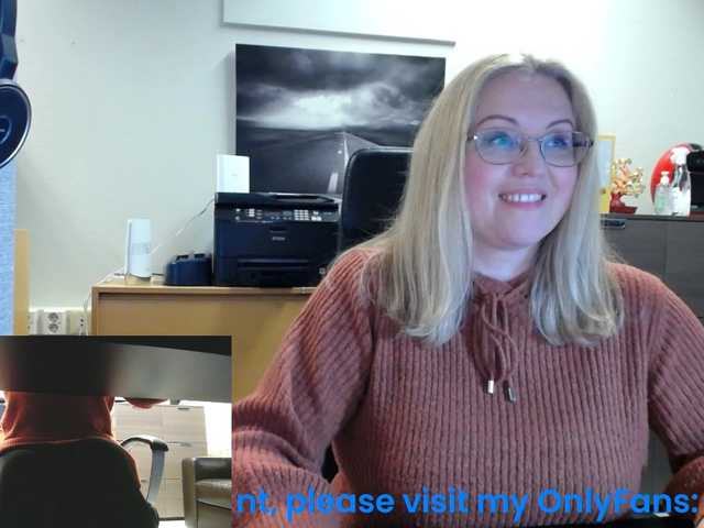 Fotografie KristinaKesh At the office. Lush ON! Privats welcome!!! 101 tok before pvt! Tips only in public chat matter:) Lush reactiong from 3 tok.