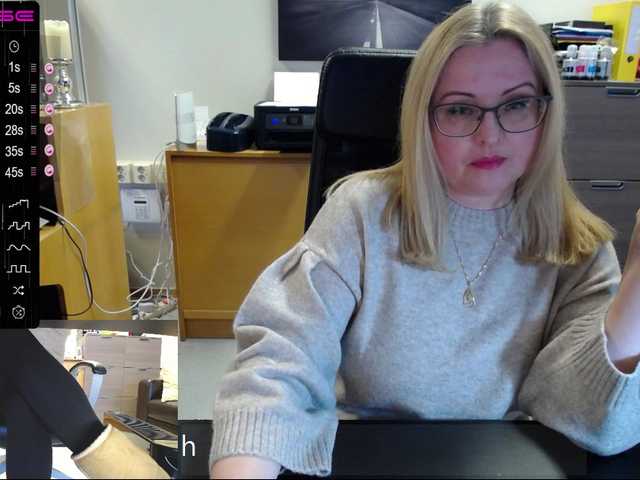 Fotografie KristinaKesh At the office. Lush ON! Privats welcome!!! 150 tok before pvt! Tips only in public chat matter:) Lush reactiong from 3 tok.