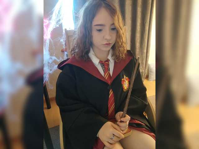 Fotografie LittleDelora Welcome to my Hogwarts, this Halloween I will be dressed as Hermione with a wand that shoots fire. Come in and we’ll learn spells together) P.S. I’m only a 1st year student @total countdown @sofar collected @remain left until the show starts!