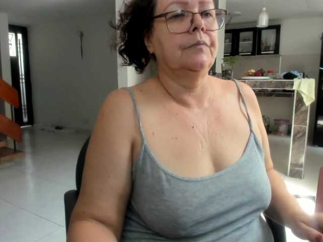 Fotografie maturekarime Mature woman hairy and bbw,: tits 30, pussy 35, ass 25, all naked 100, masturbate and cum 120