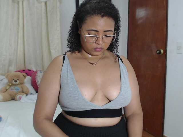 Fotografie MichelDemon hey guysss come and enjoy a while with me VIBE TOY ON make my pussy wet #latina #squirt #bigboobs