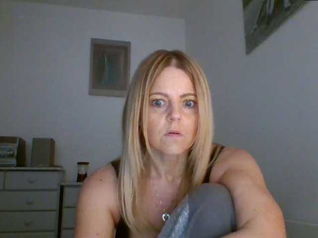 Fotografie MilfSusanna If you wanna play, join me up in pvt and lets;) i love to dance;) and play...