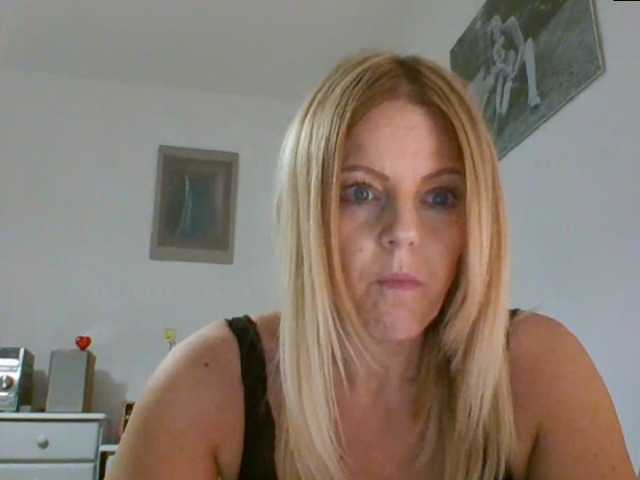 Fotografie MilfSusanna If you wanna play, join me up in pvt and lets;) i love to dance;) and play...