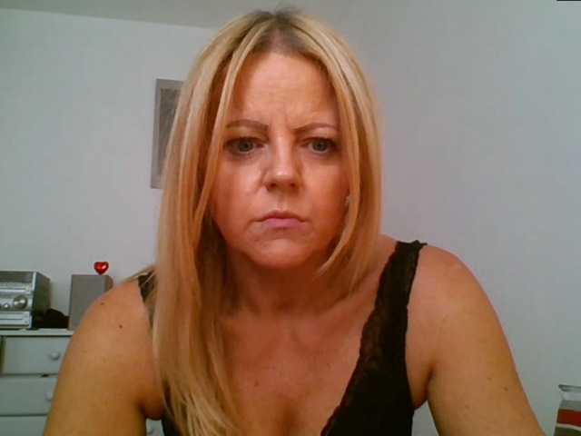 Fotografie MilfSusanna If you wanna play, join me up in pvt and lets;)i love to dance;) and play...