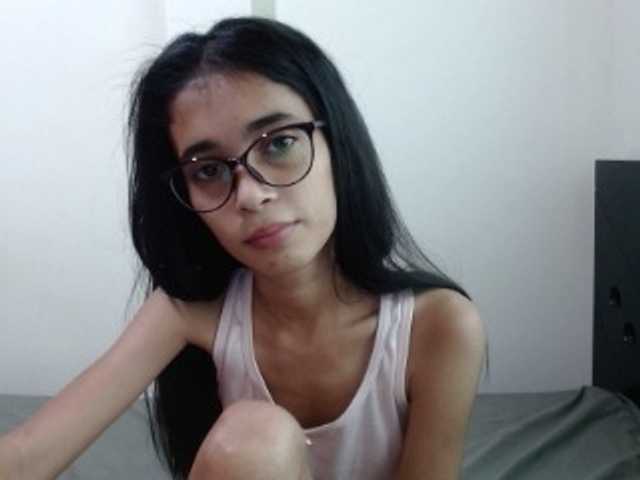 Fotografie petit-linda18 Shhhh. Im not alone. I have to be quiet but let's have quiet fun together. #18 #young #smalltits #skinny #tits