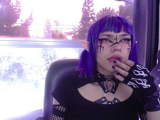 Fotografie PhychomagcArt Welcom me room!! come and play with this goth girl, but very slutty, do you want to come and taste her squirt and cum?