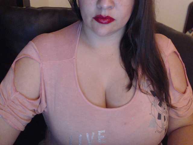 Fotografie MiladyEmma hello guys I'm new and I want to have fun He shoots 20 chips and you will have a surprise #bbw #mature #bigtits #cum #squirt