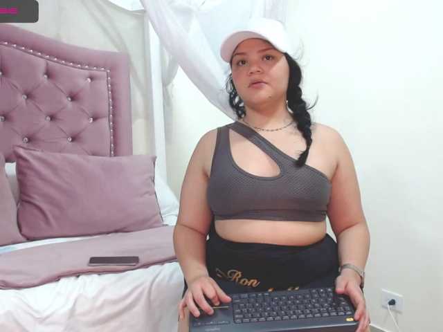 Fotografie SharlotteThom hi guys wolcome too my room// show oios 25 tks // spank ass 65 // come and difruta on my naughty side today and willing to play a lot with you!!