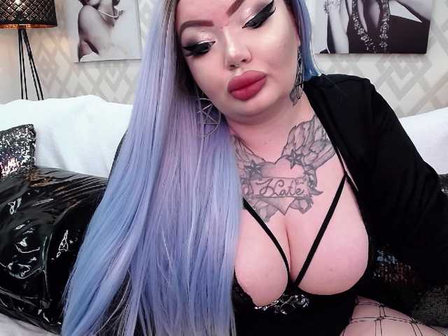 Fotografie SavageQueen Welcome in my rooom! Tattooed busty fuck doll with perfect deepthroat skills and more and more. Wanna play? Tip your Queen! Kisses :)