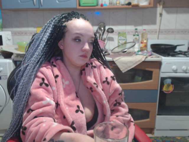 Fotografie YourAnnet boobs 70. ass 30, like 50, blowjob 200, take off panties 150, my friends are all my friends smoking topless 200